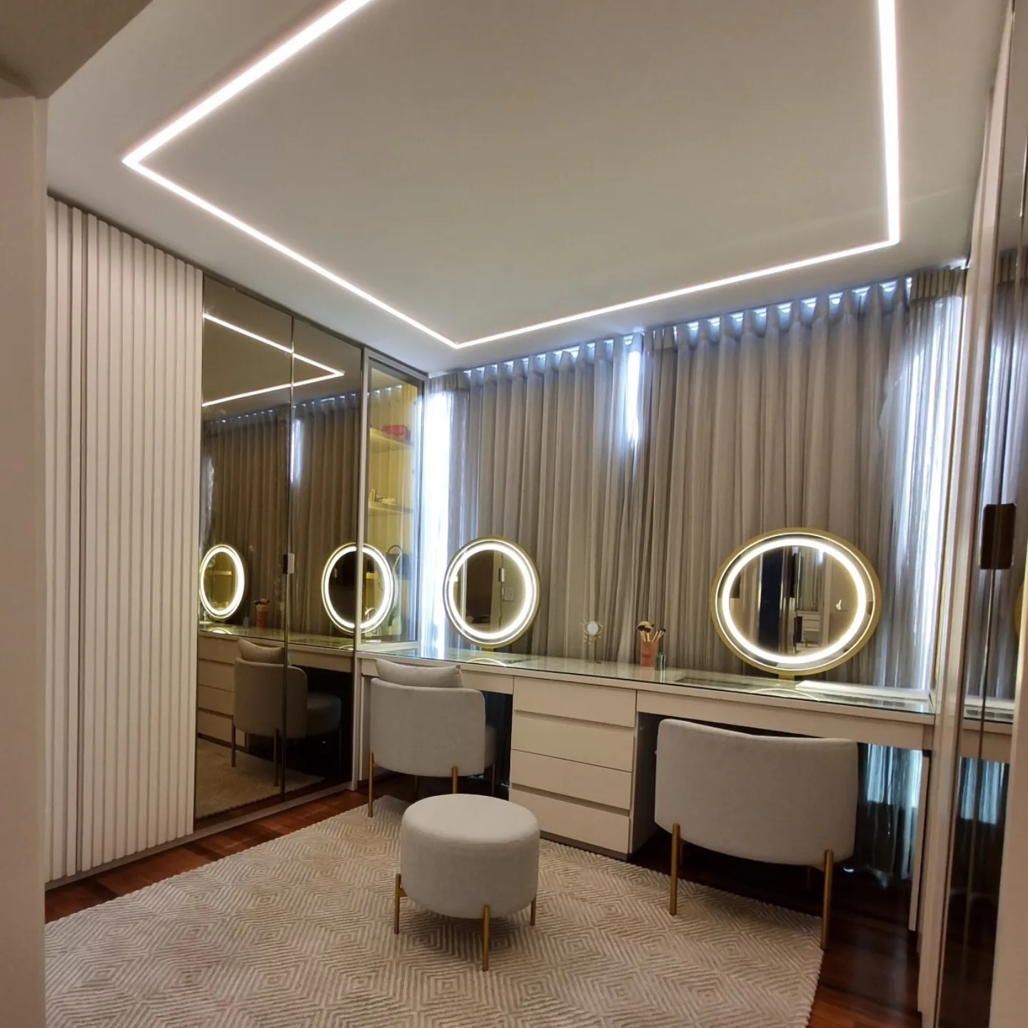 Closet planejado com ilha em mármore