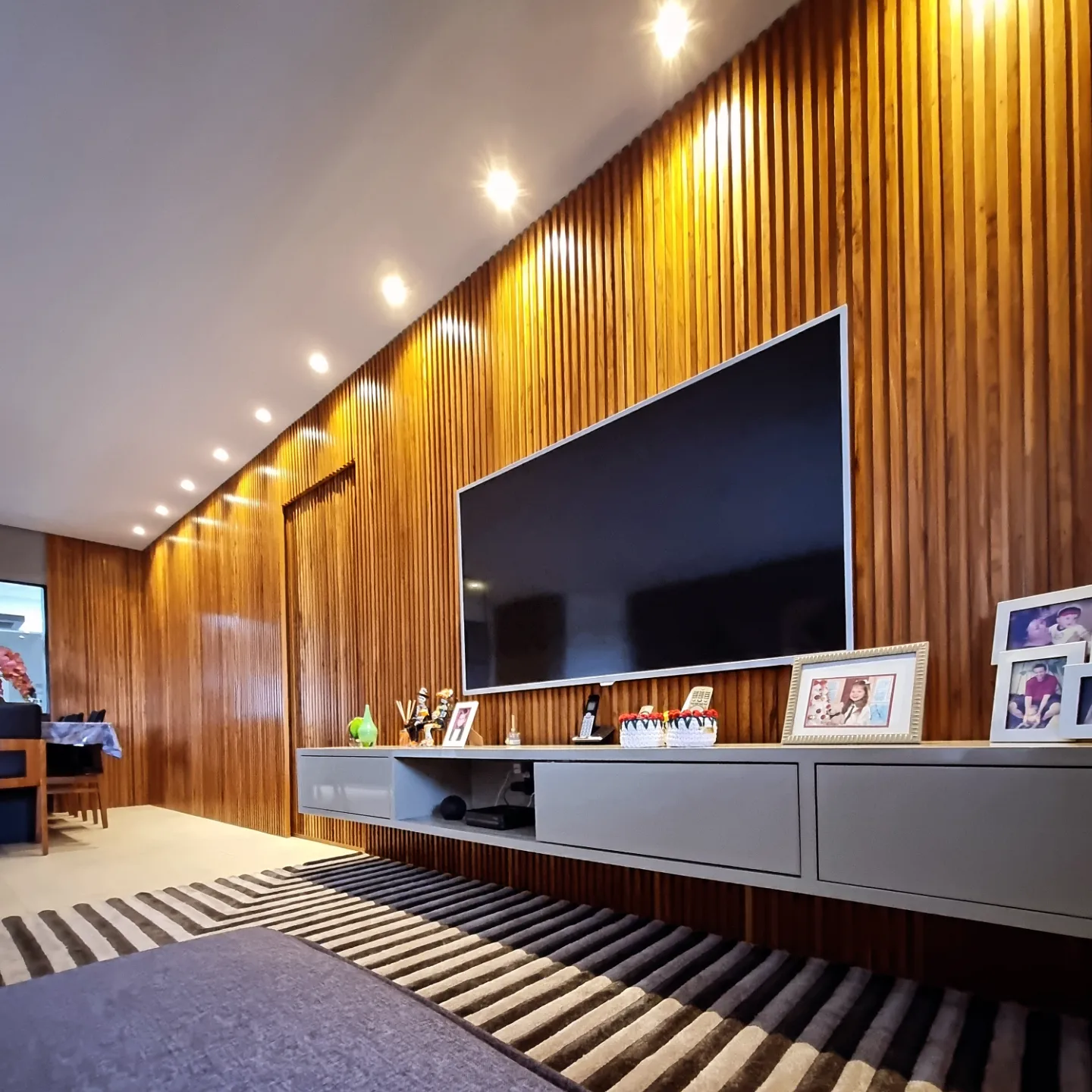 Home theater planejado com painel ripado